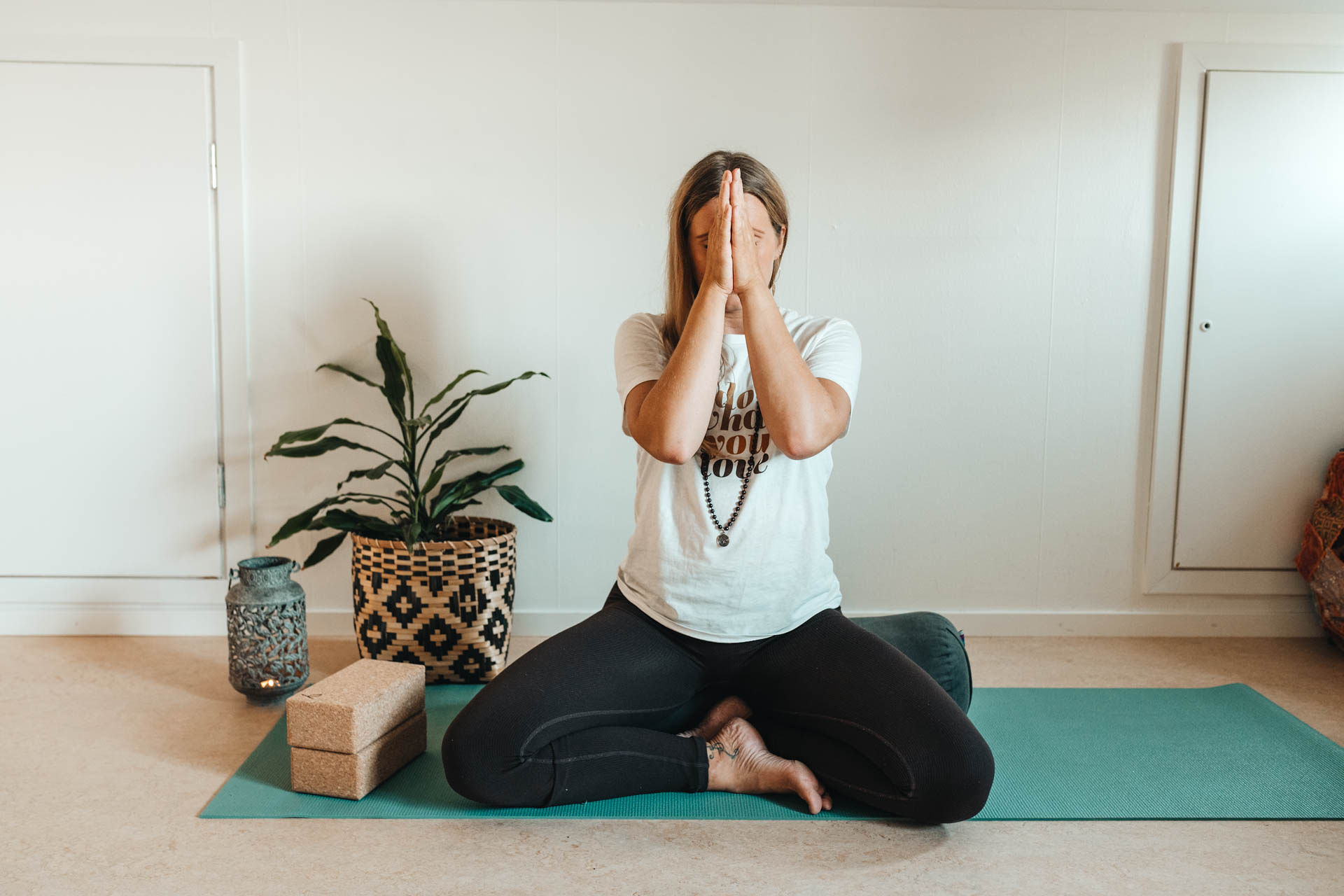 Bild på en kvinna i meditationsställning.
