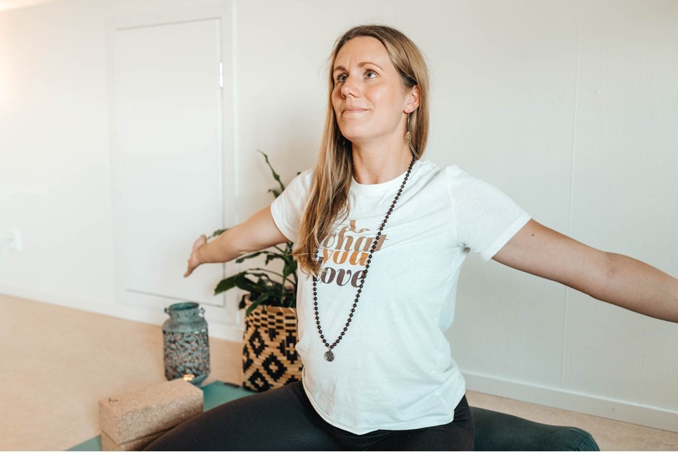 Kvinna sitter i yogapose