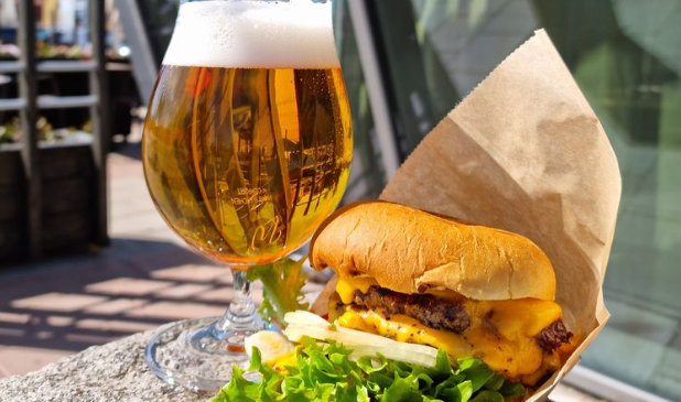 Winnies uteservering burgare och öl