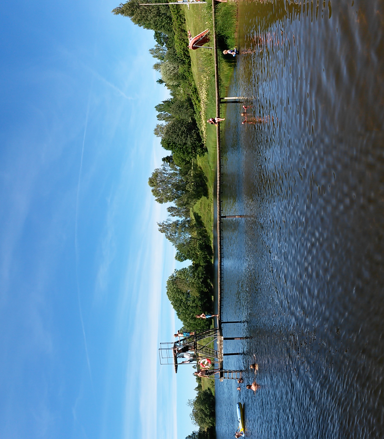 Folk badar i Åsunden i Ulricehamn