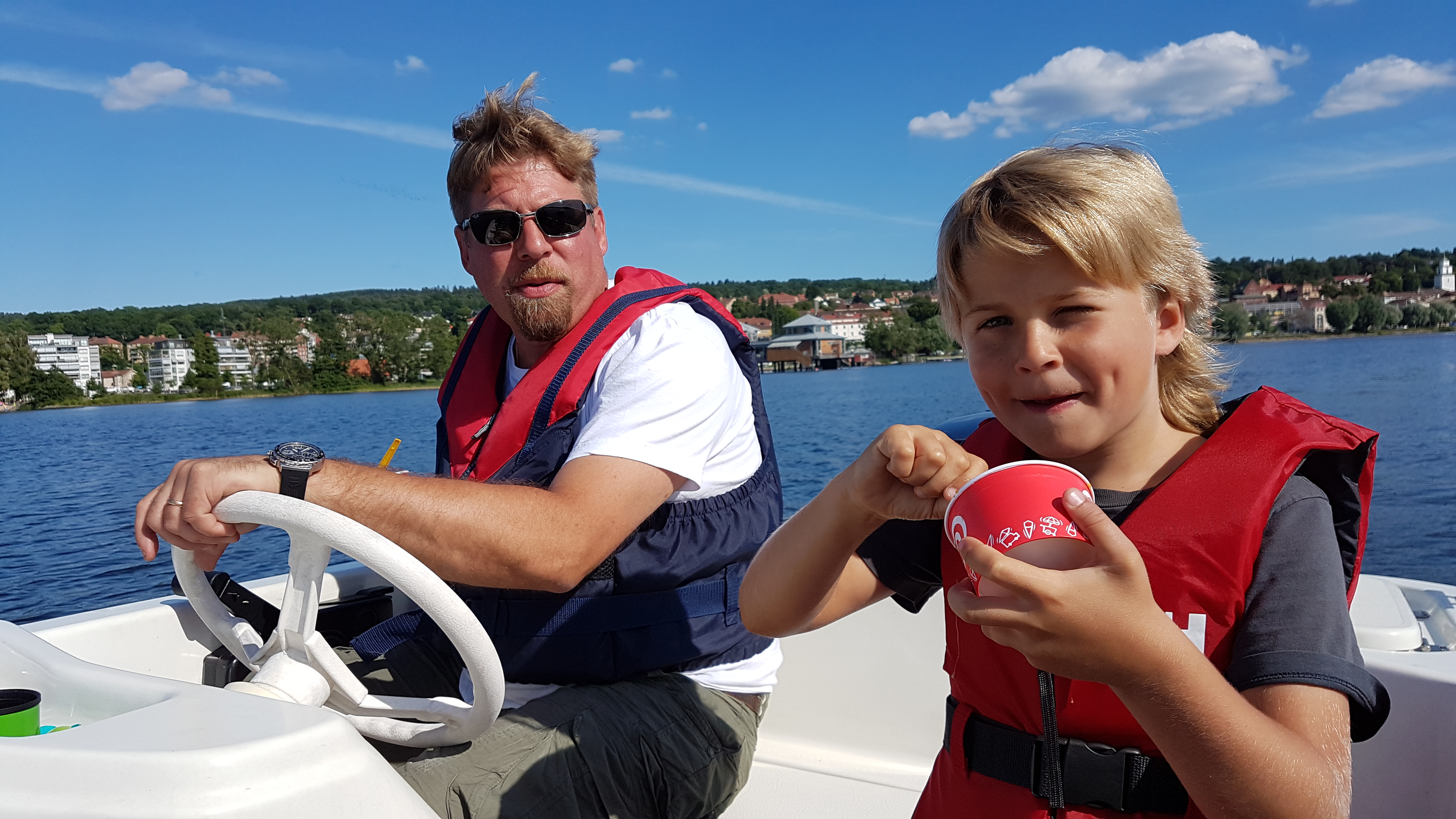 Folk badar i Åsunden i Ulricehamn