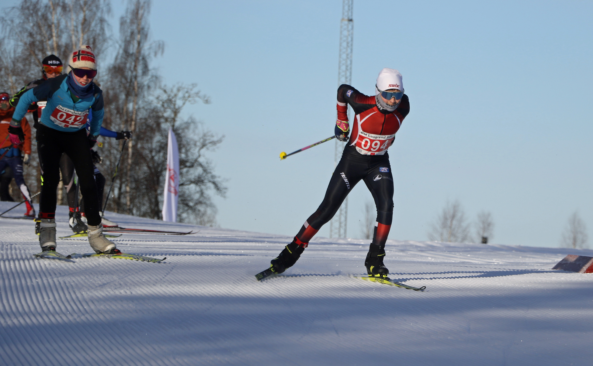 Skidåkare som är med i en tävling