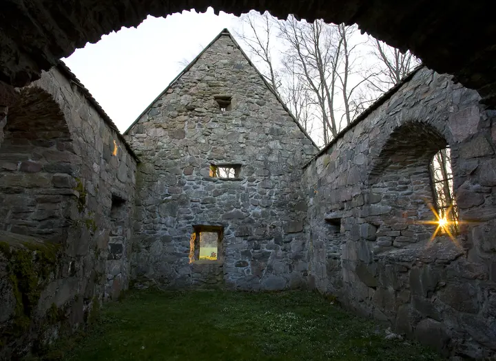 Fänneslunda kyrkoruin
