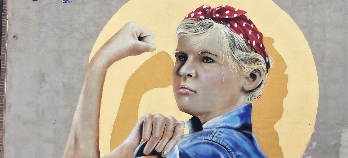 Målad kvinna på betongvägg