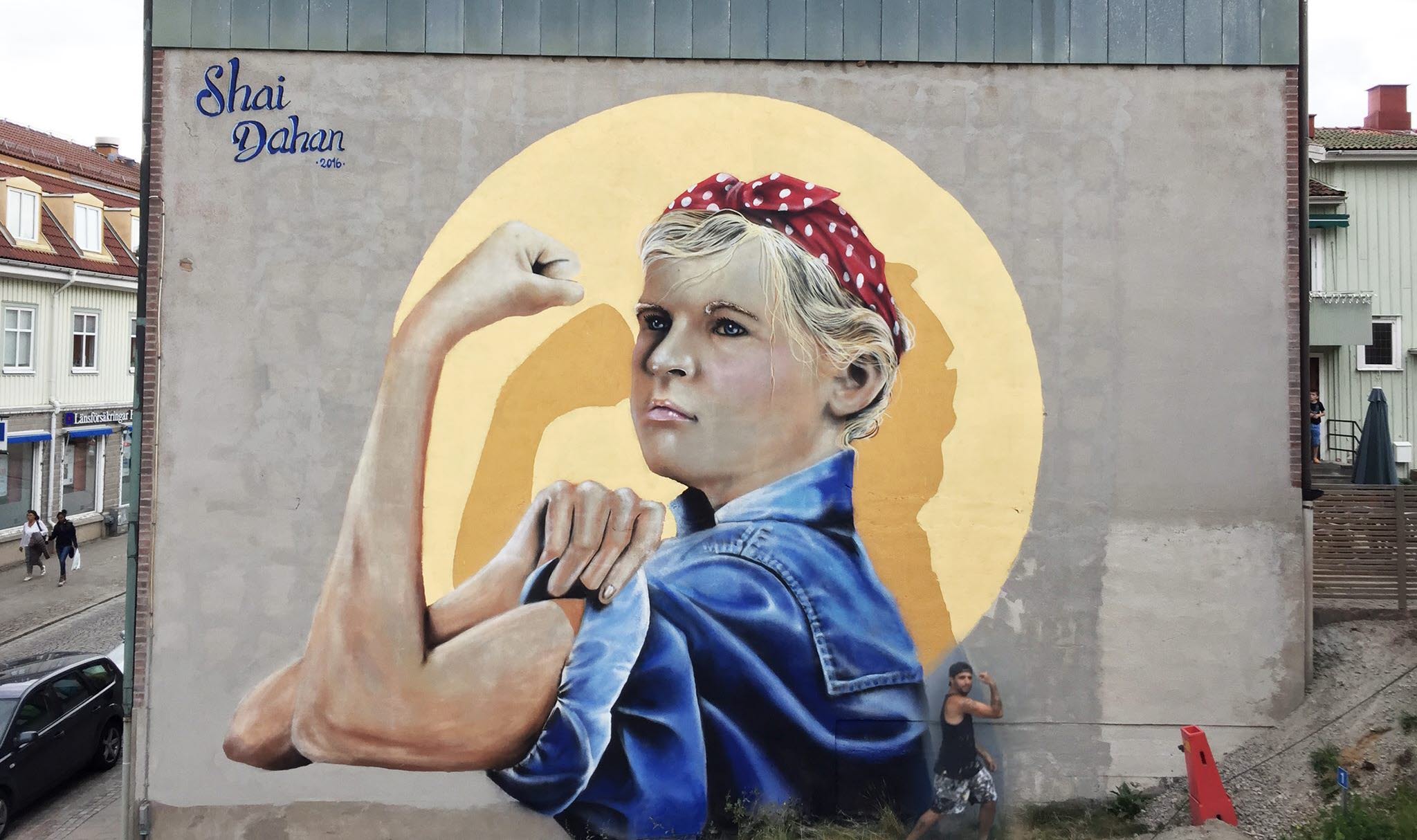 Målad kvinna på betongvägg