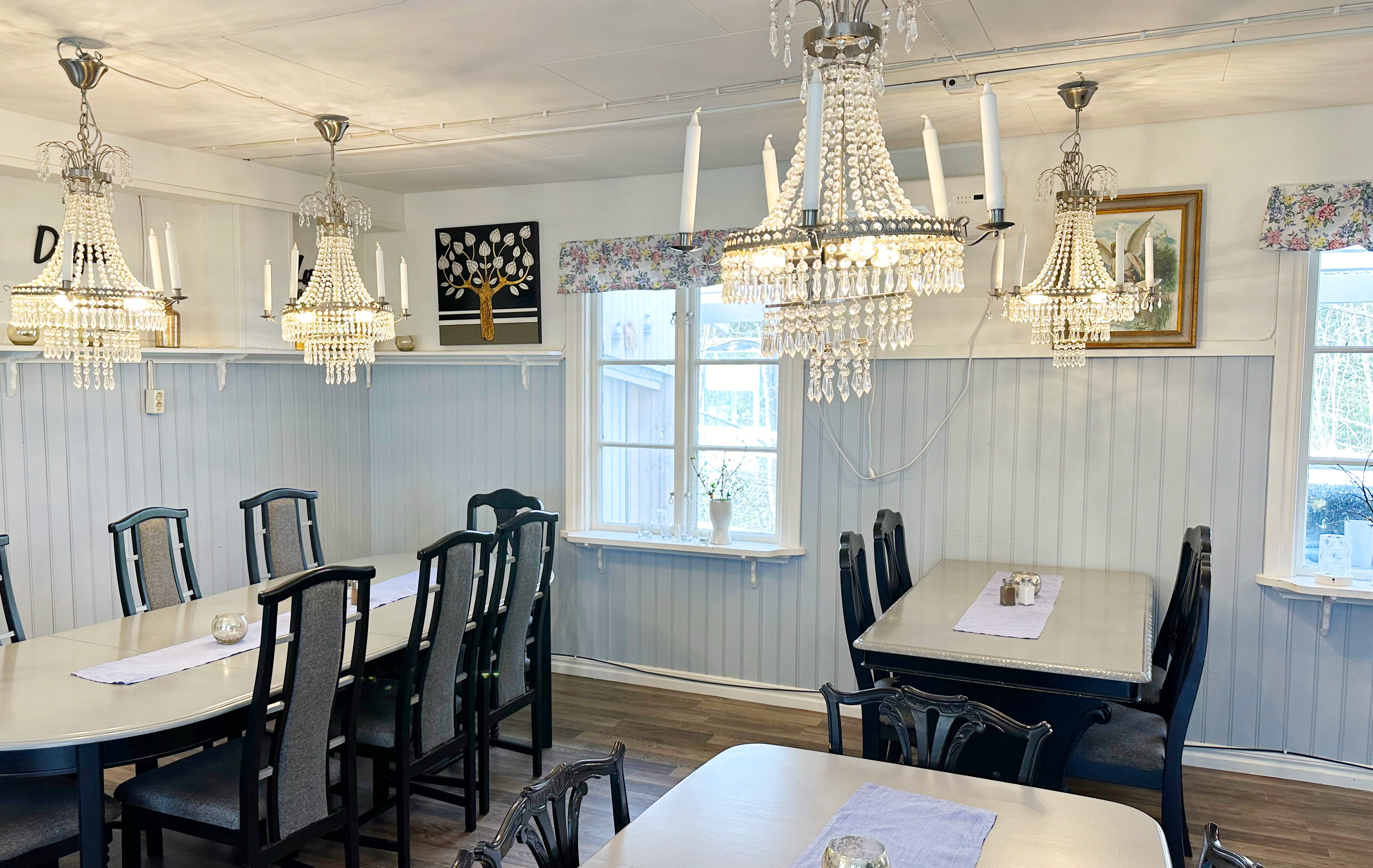 Bils på restaurang med kristallkrona