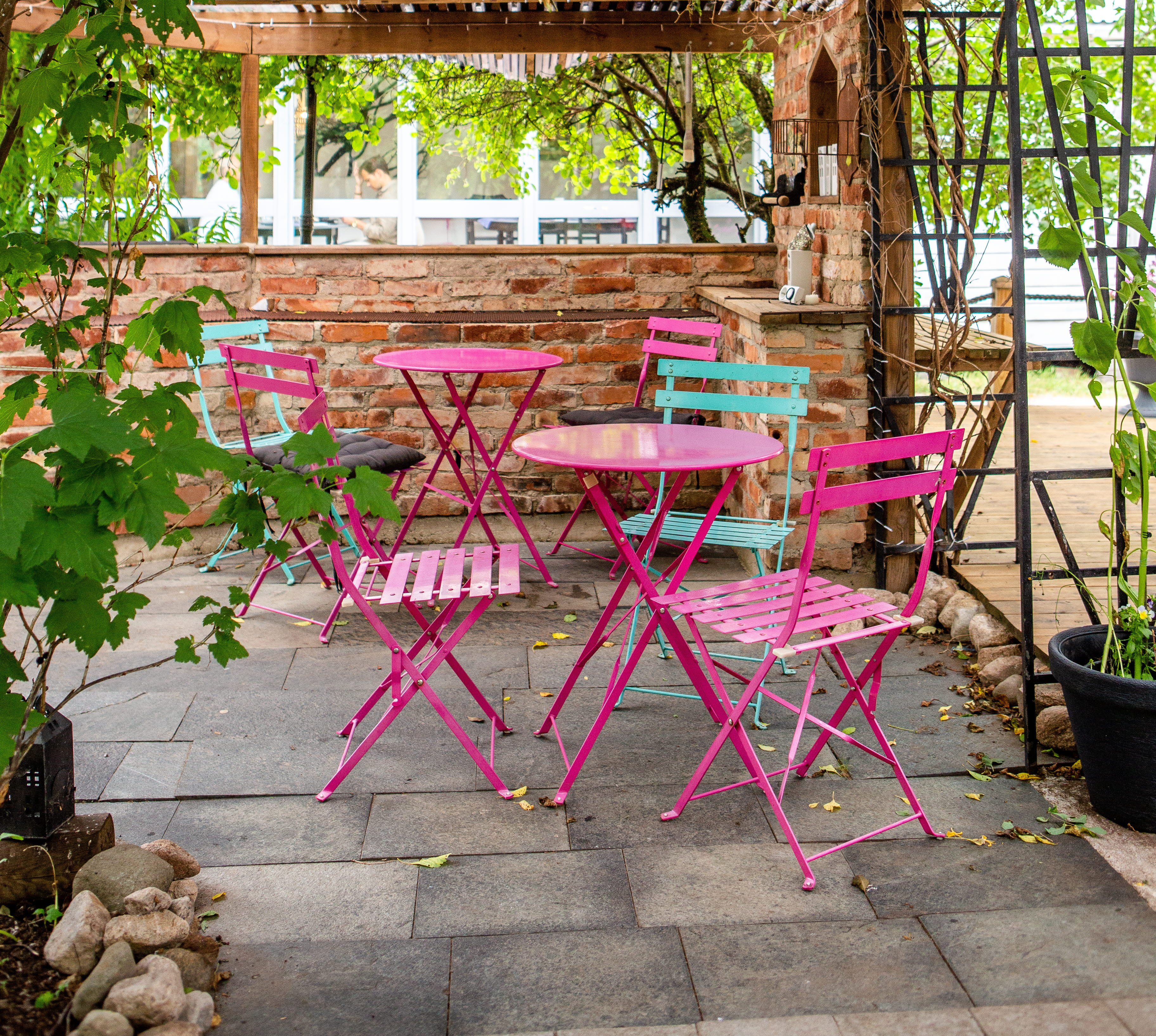 Mysig uteplats med färgglada stolar på Ådalens Café
