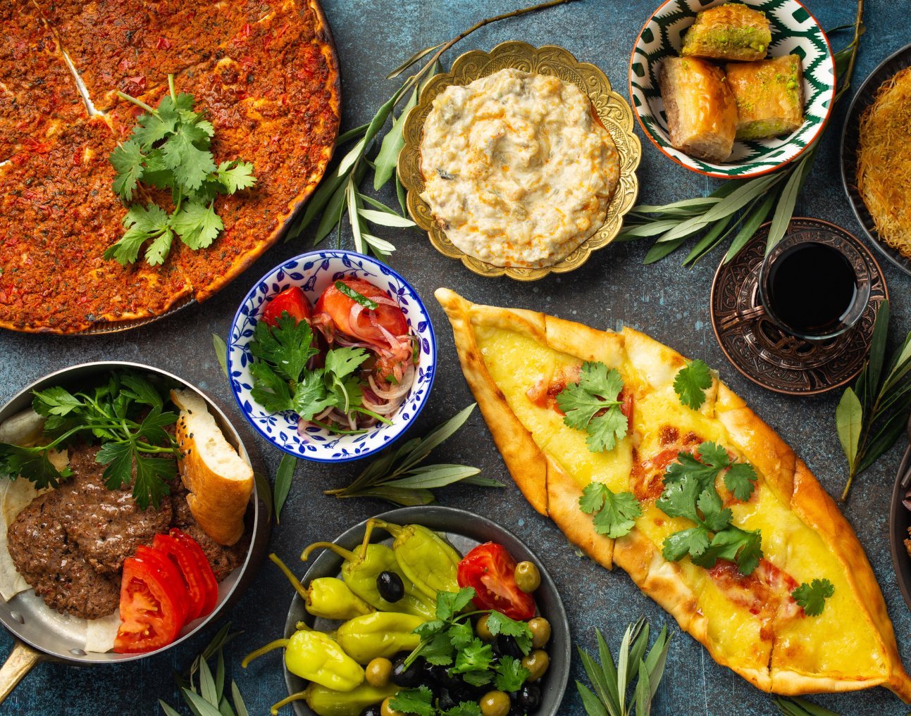 Bild på meze, olika små turkiska rätter framdukat på ett bord