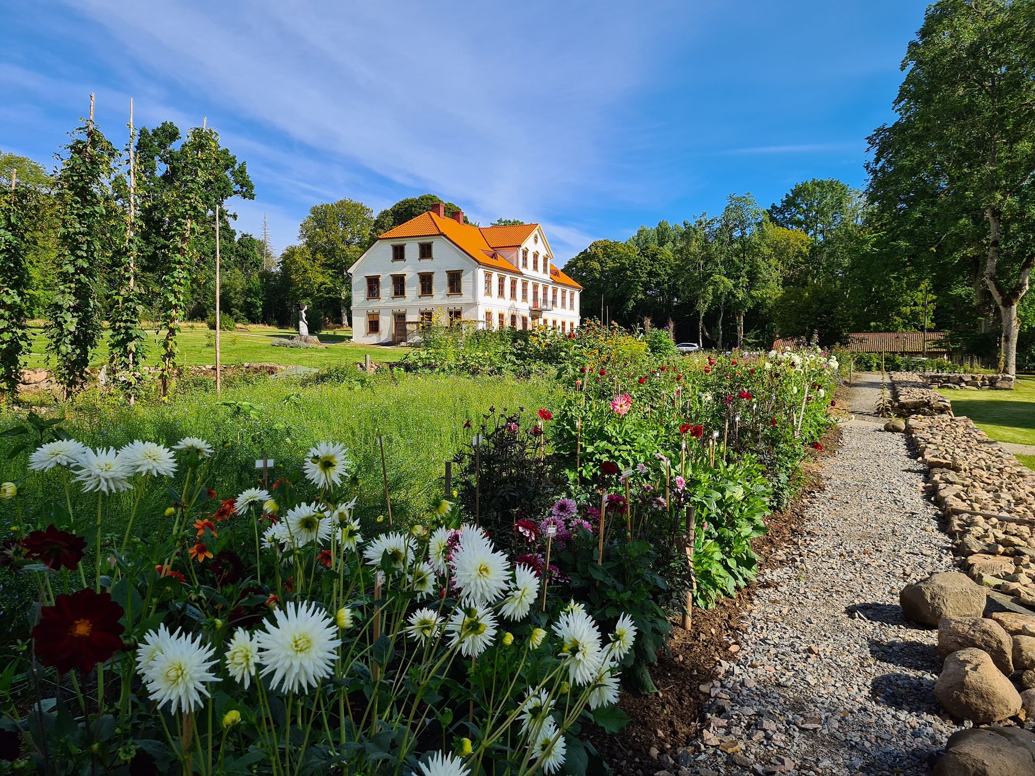 Vacker stor träbyggnad vid Årås Kvarn 