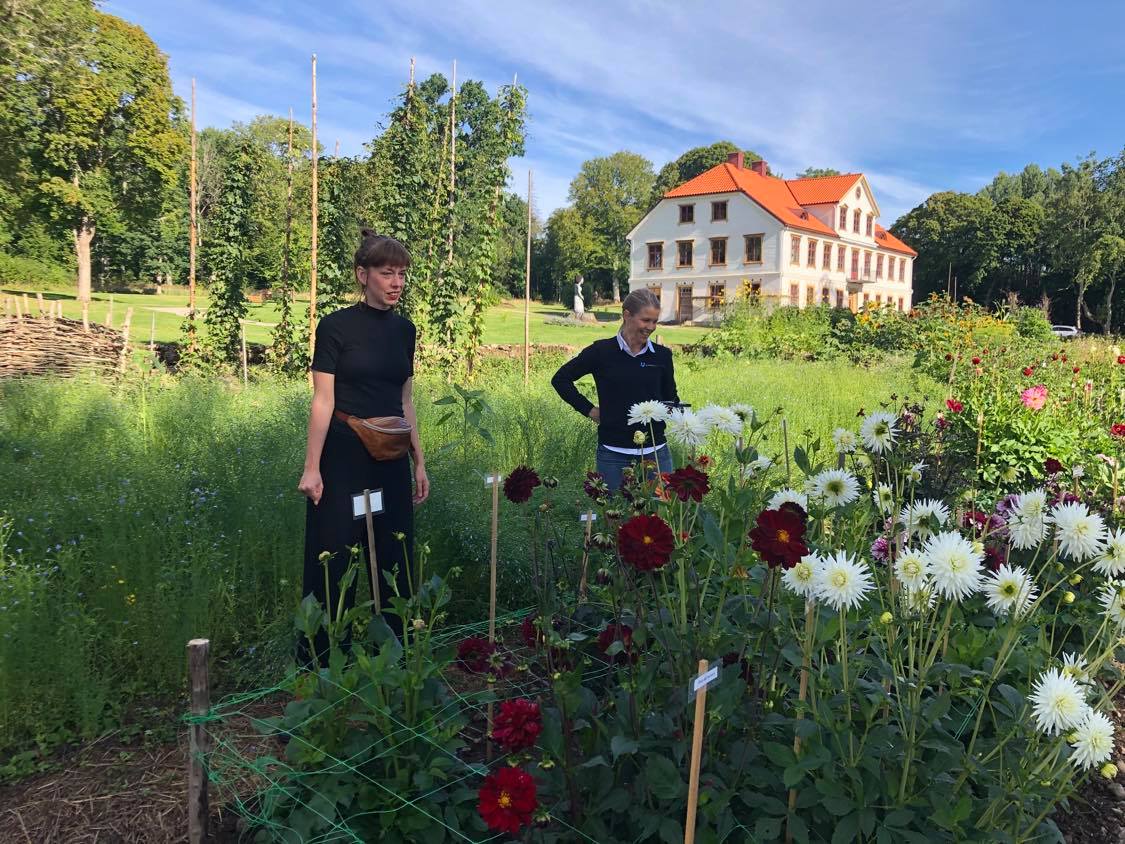 Vacker stor träbyggnad vid Årås Kvarn 