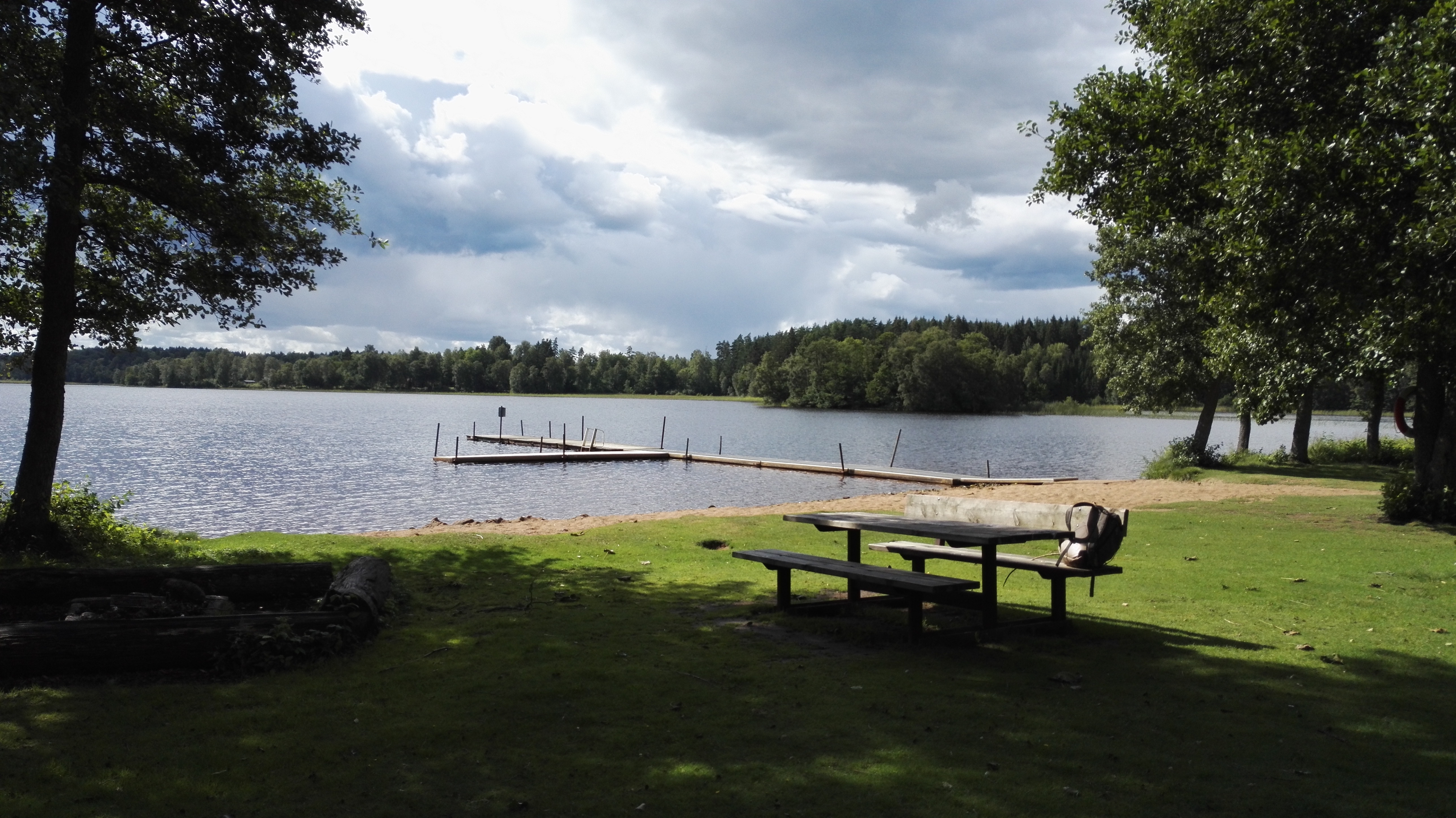 En sjö med en brygga 