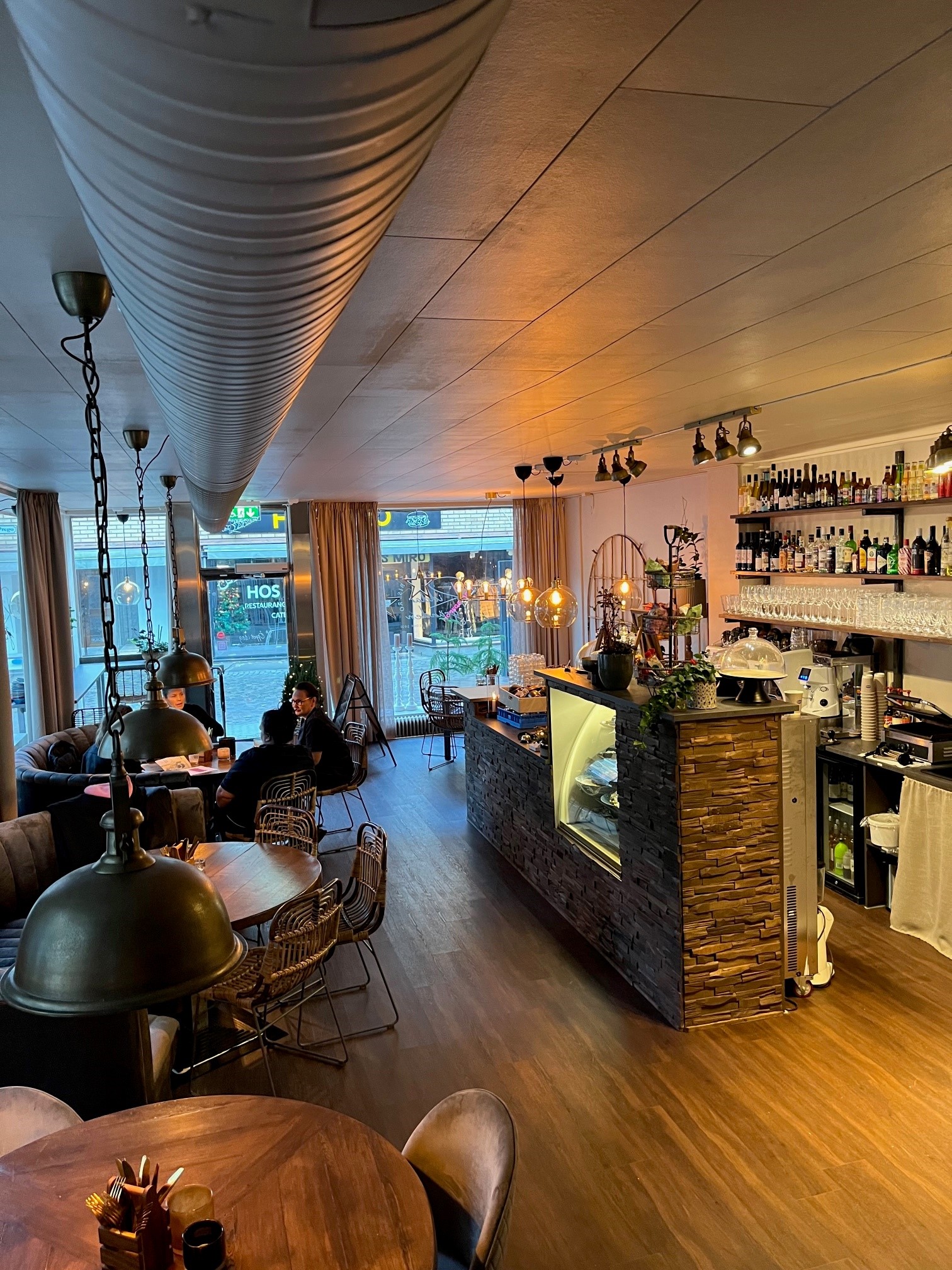 Bardisk och bord på riddargränden som är en restaurang och kafé i centrala ulricehamn