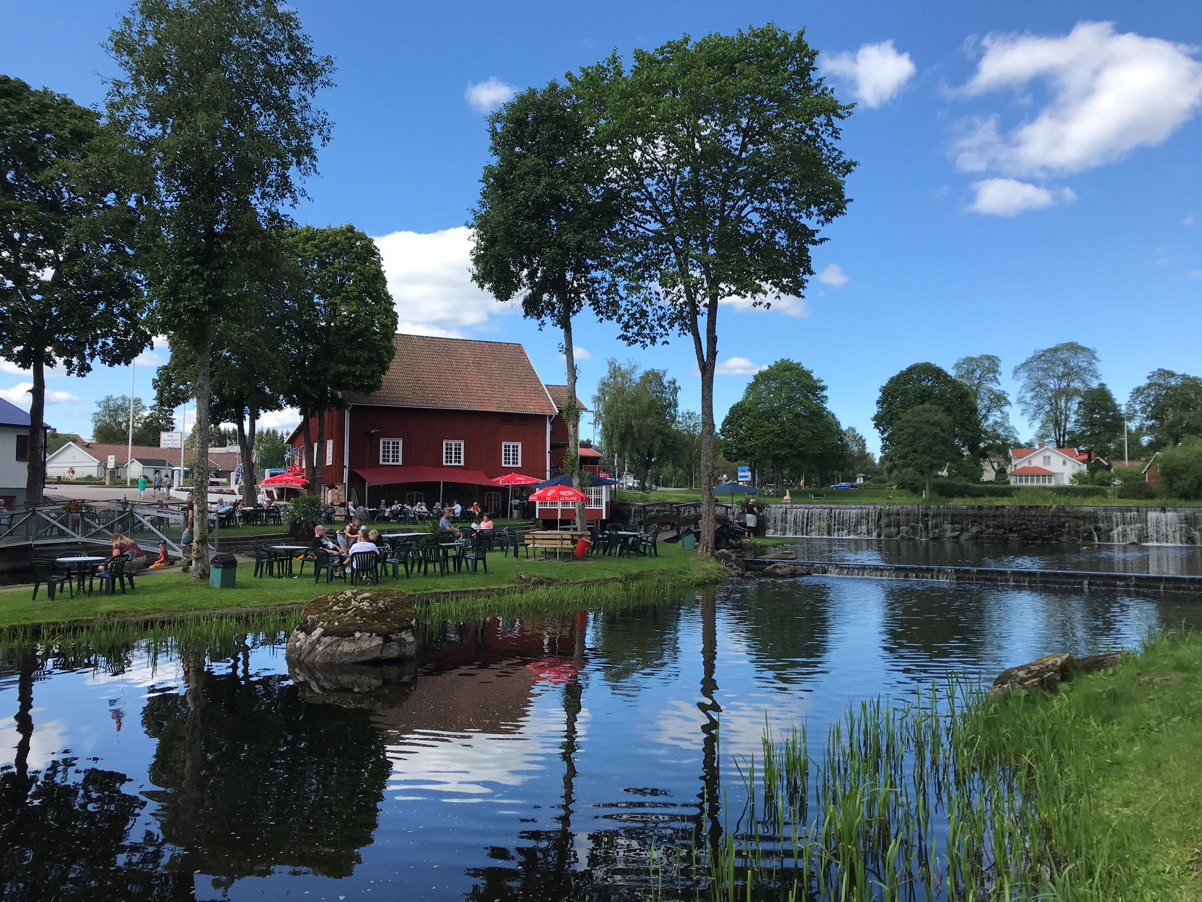 Röd kvarn vid vattendrag