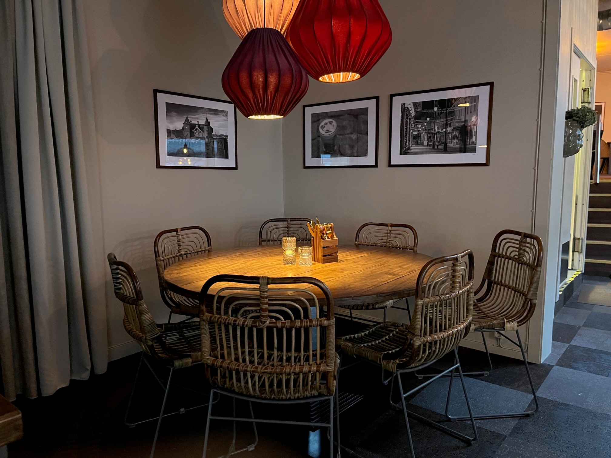 Runt bord med stolar på riddargränden som är en restaurang och kafé i centrala ulricehamn