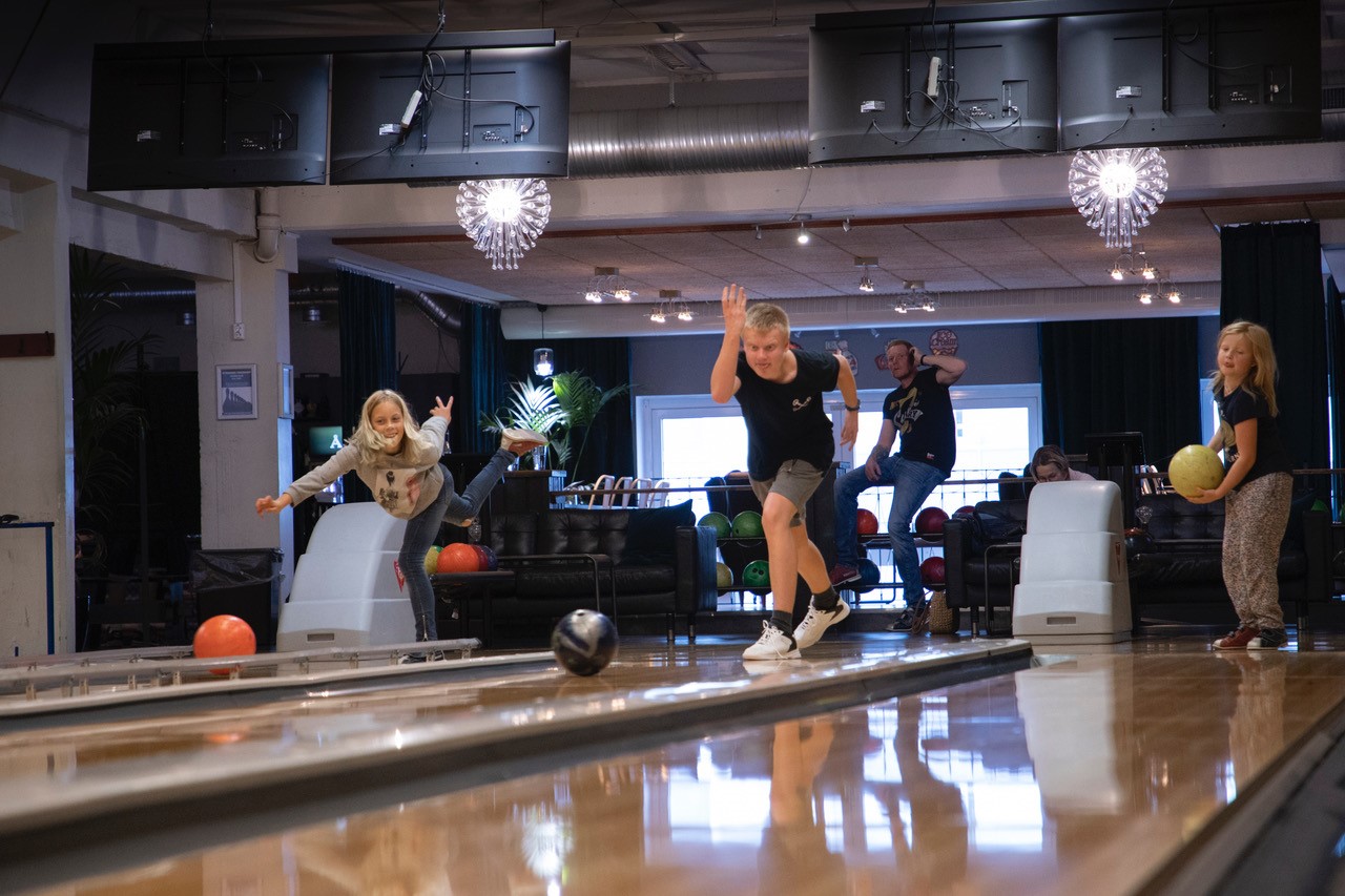 Människor som bowlar