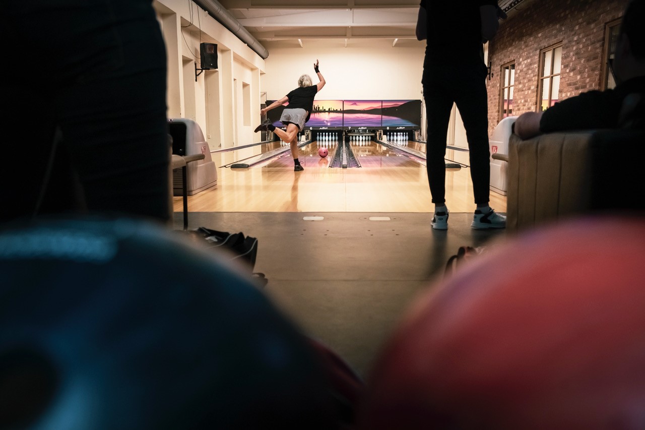 Människor som bowlar