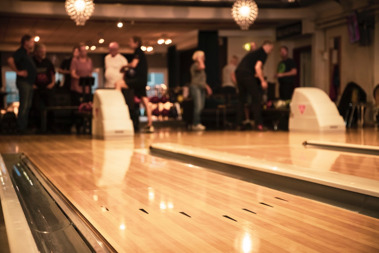 Människor som bowlar
