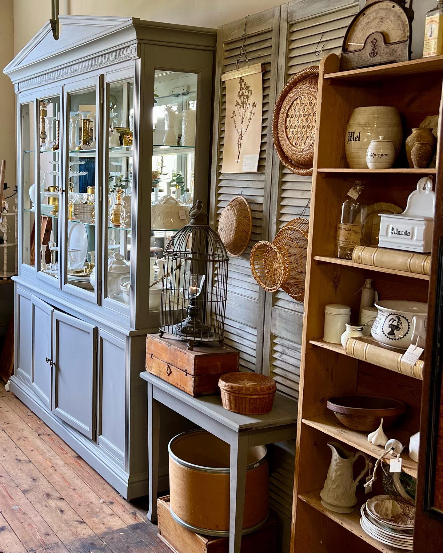 Lantlig inredning hos Butik Andra Handen