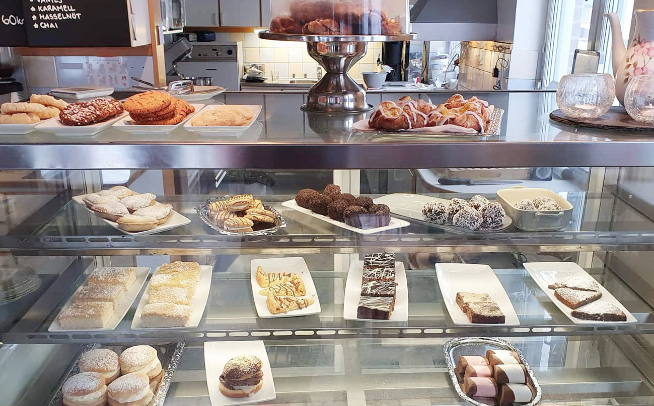 bild på en glasdisk med bakelser