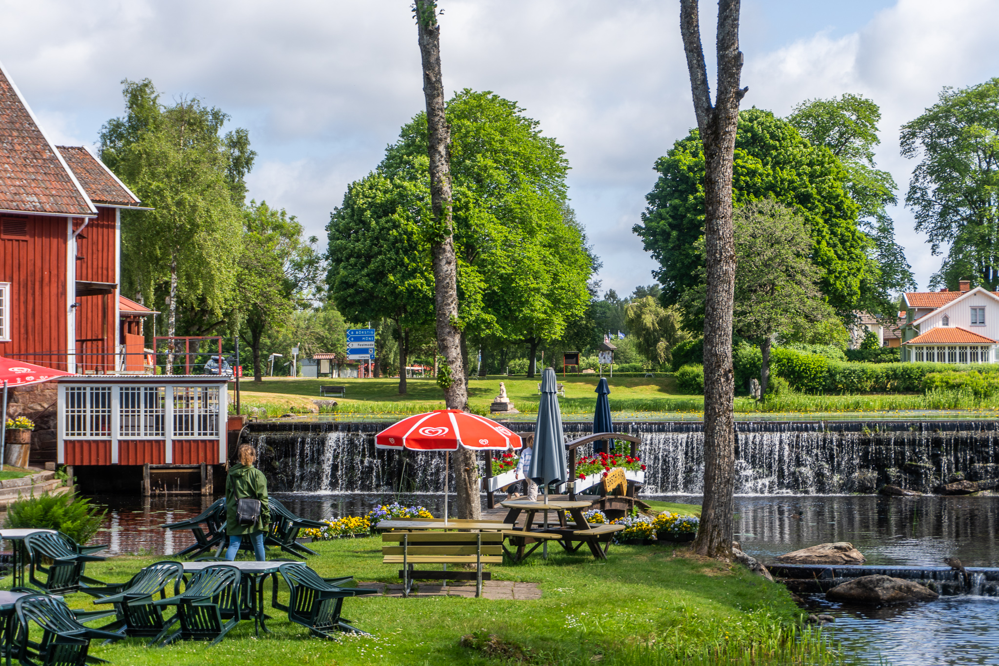 En bild på en liten ö i en å vid ett kvarnkafé kallat Basta Kvarn.