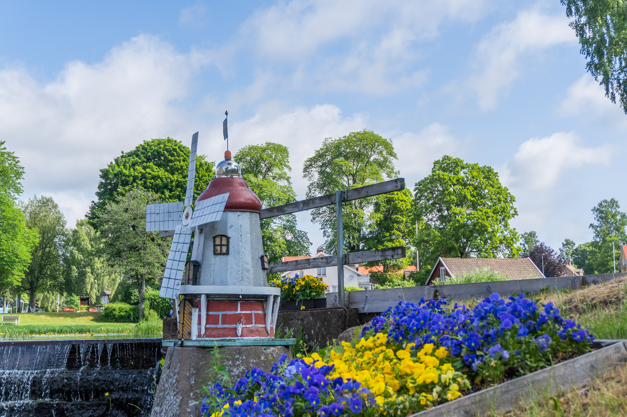En vacker miniaturväderkvarn belägen vid ån Ätran vid ett kafé.