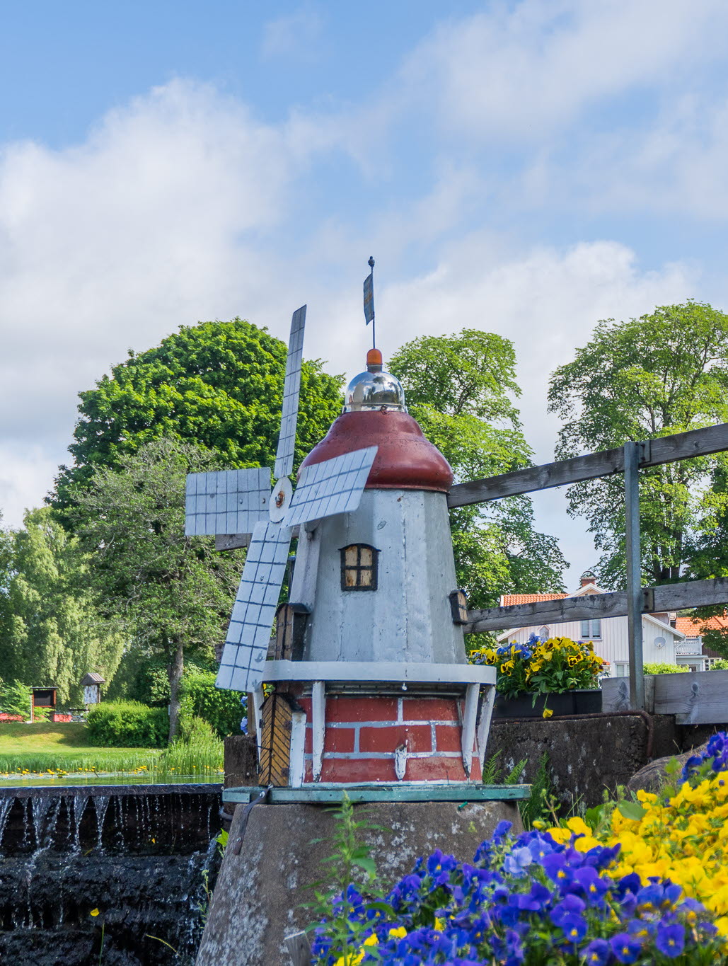 En vacker miniaturväderkvarn belägen vid ån Ätran vid ett kafé.