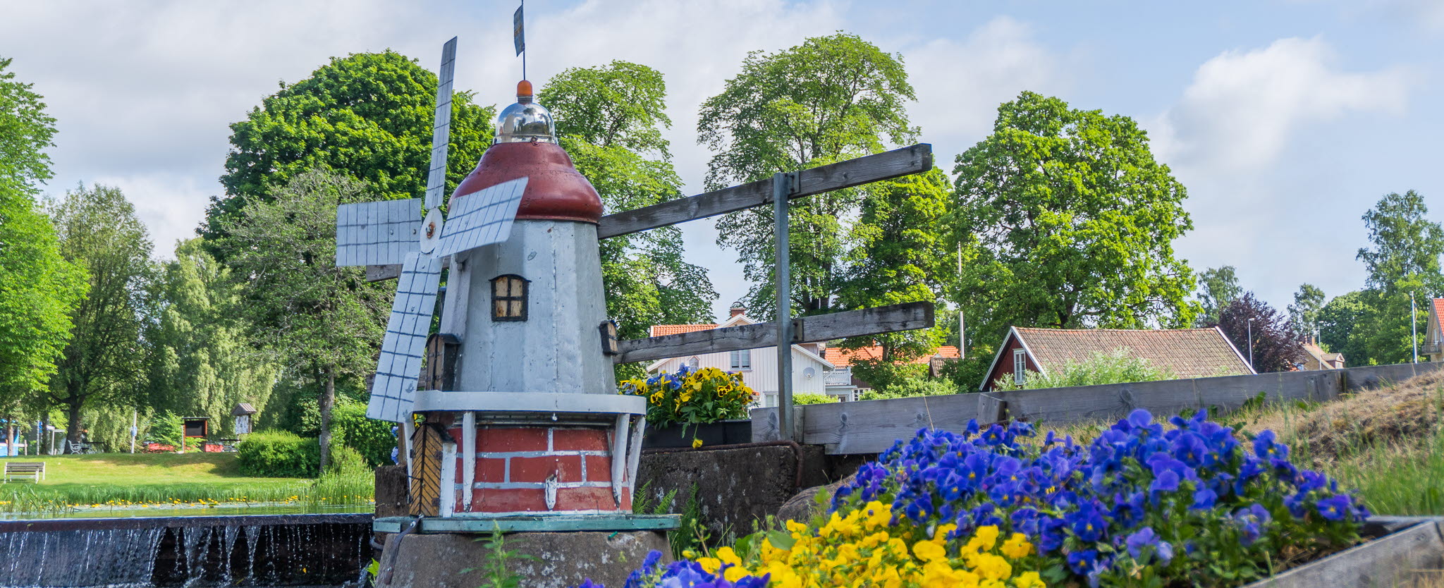 En vacker miniaturväderkvarn belägen vid ån Ätran vid ett kafé.