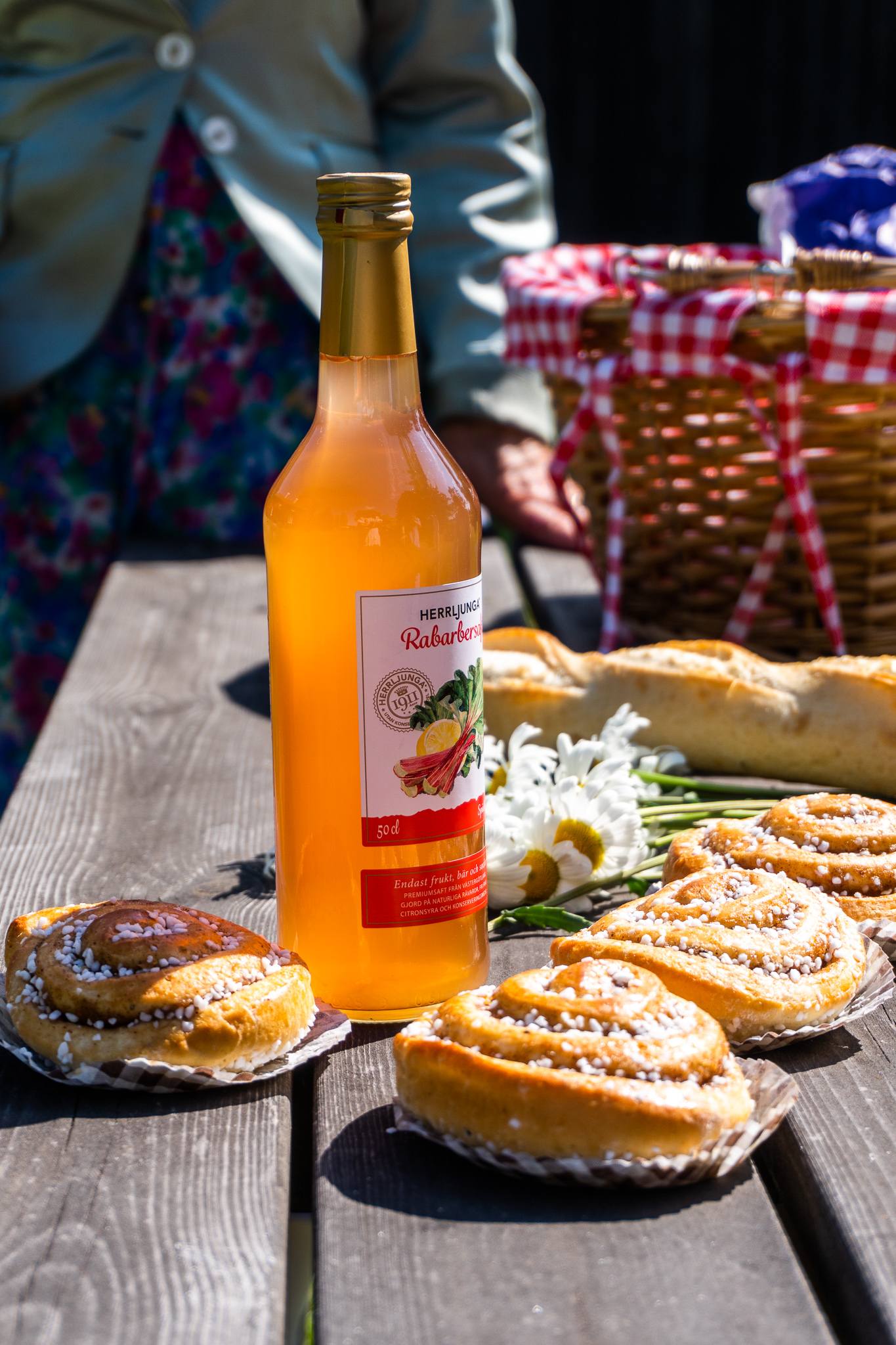 Picknick och fika på en bänk en somrig dag i juni.