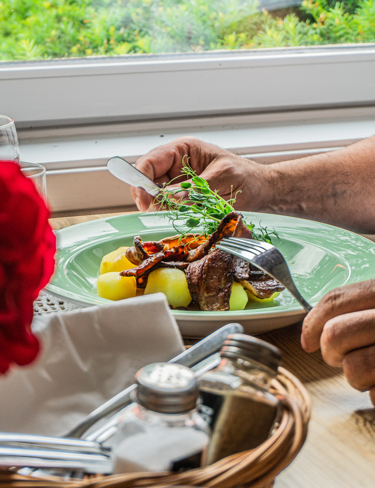 En matportion på ett bord