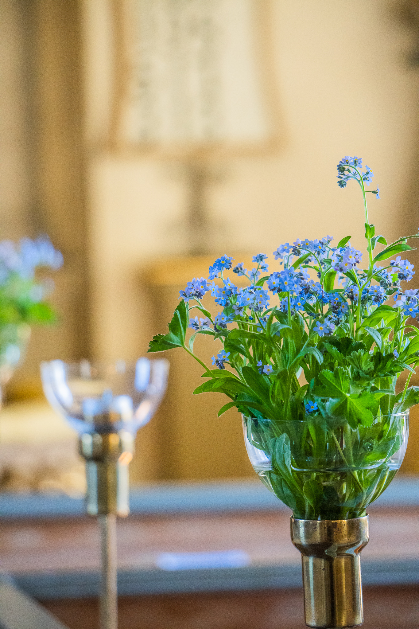 Förgetmigej i vas i en kyrka