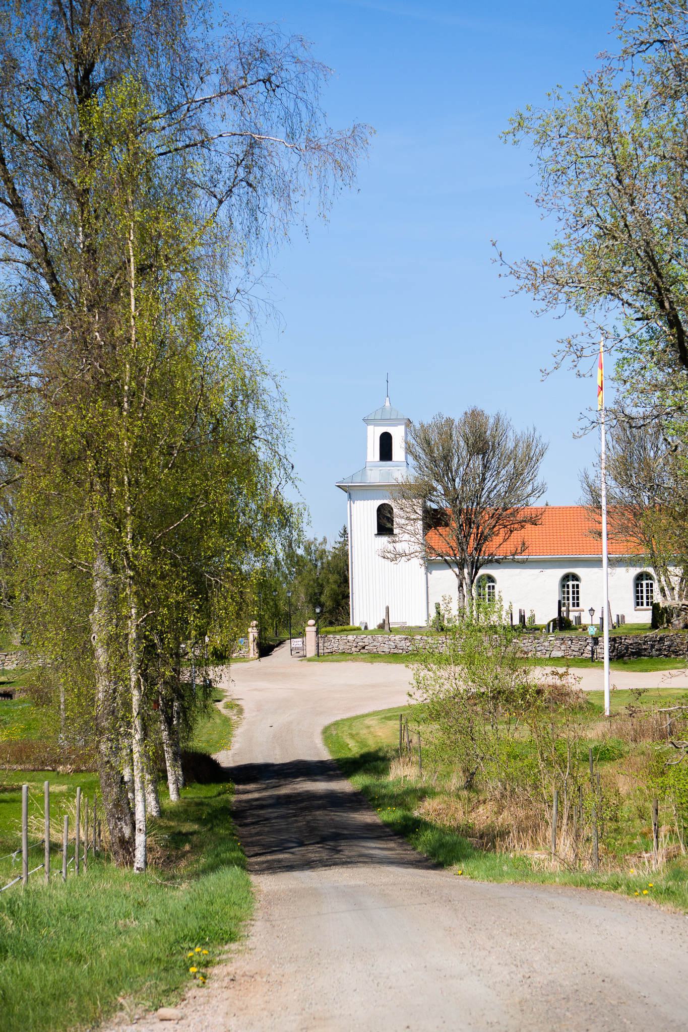 Kyrka på toppen av en kulle