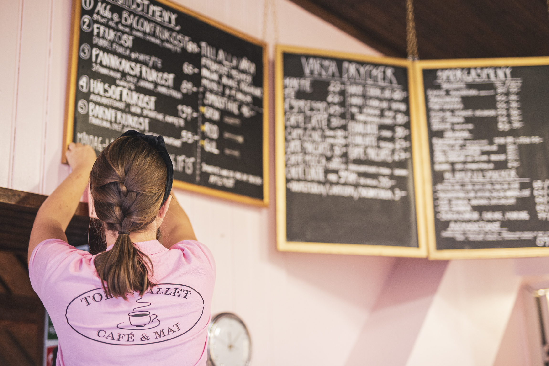 En tjej rättar till en tavla 