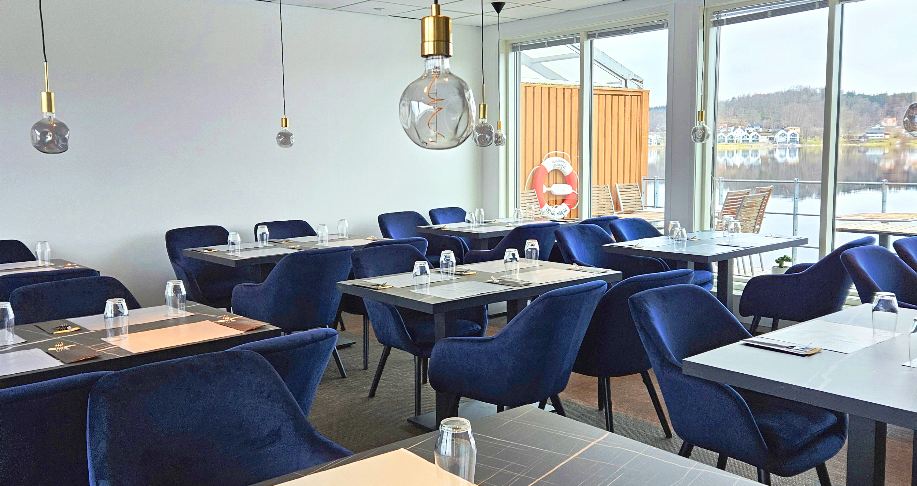 en restaurang med blå stolar