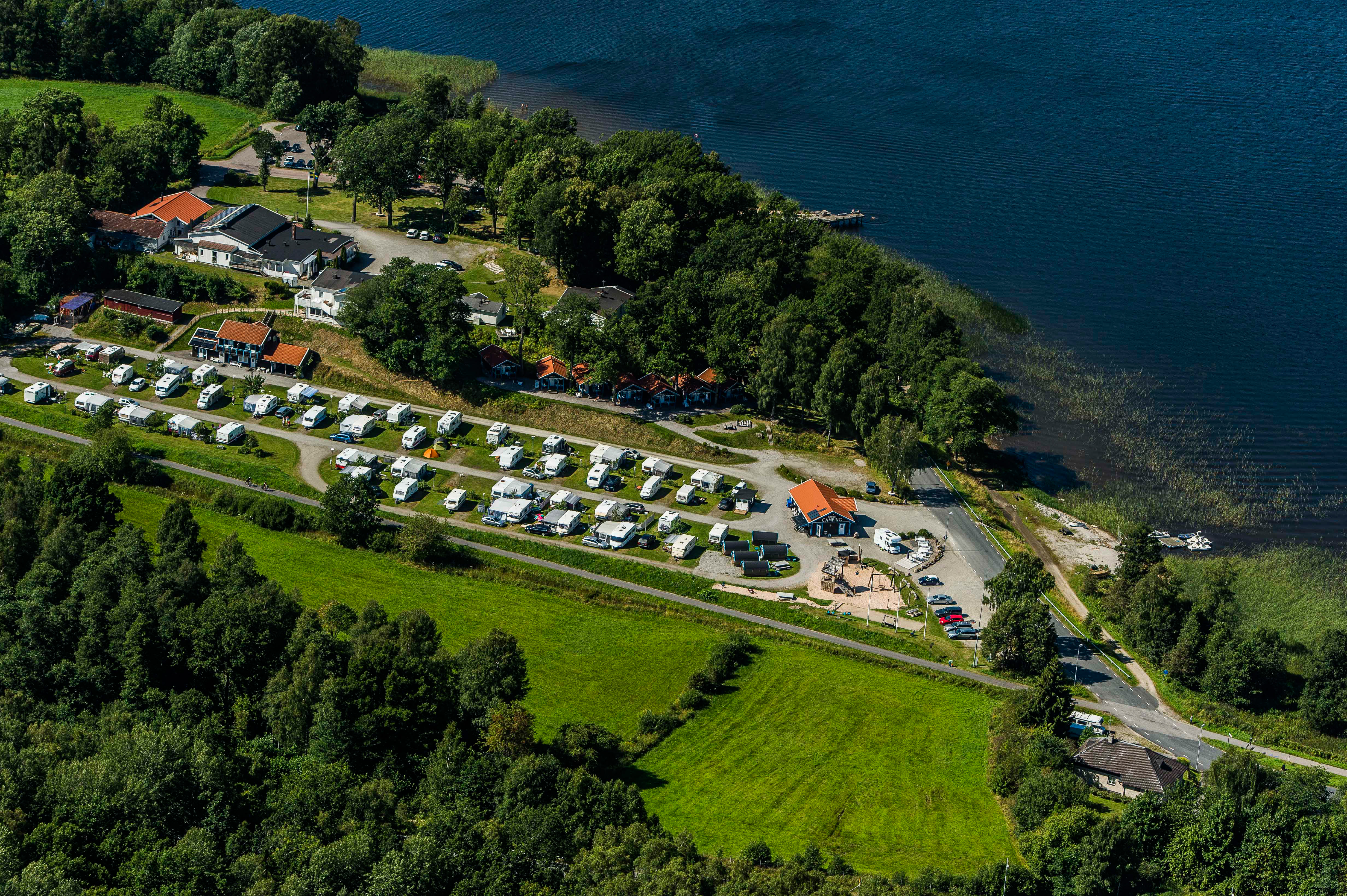 Flygbild över Skotteksgårdens Camping & Stugby i Ulricehamn.