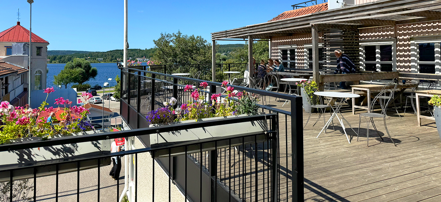 bild på ett fik med utsikt över åsunden