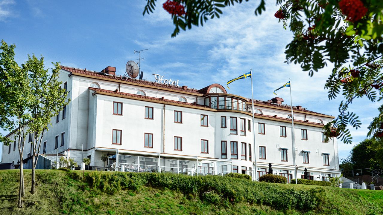 Hotel Bogesund with its flags up a summer day in Ulricehamn.
