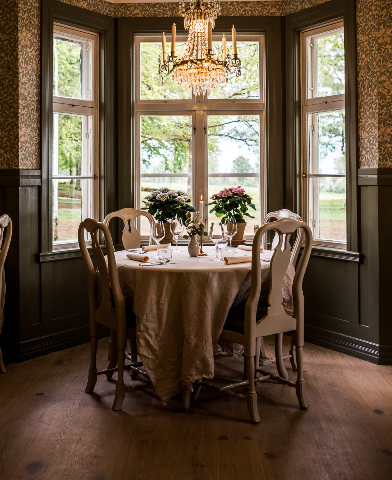 Vacker matsal med stora fönster