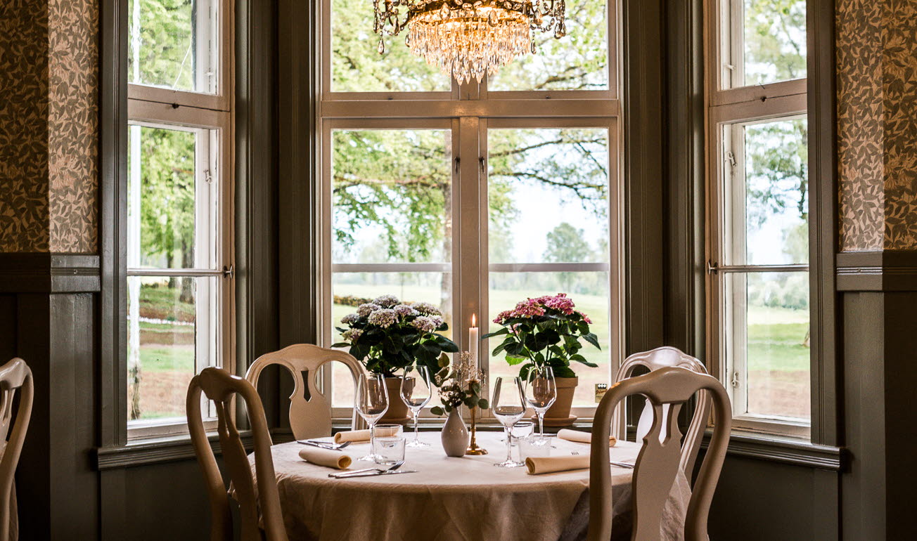 Vacker matsal med stora fönster