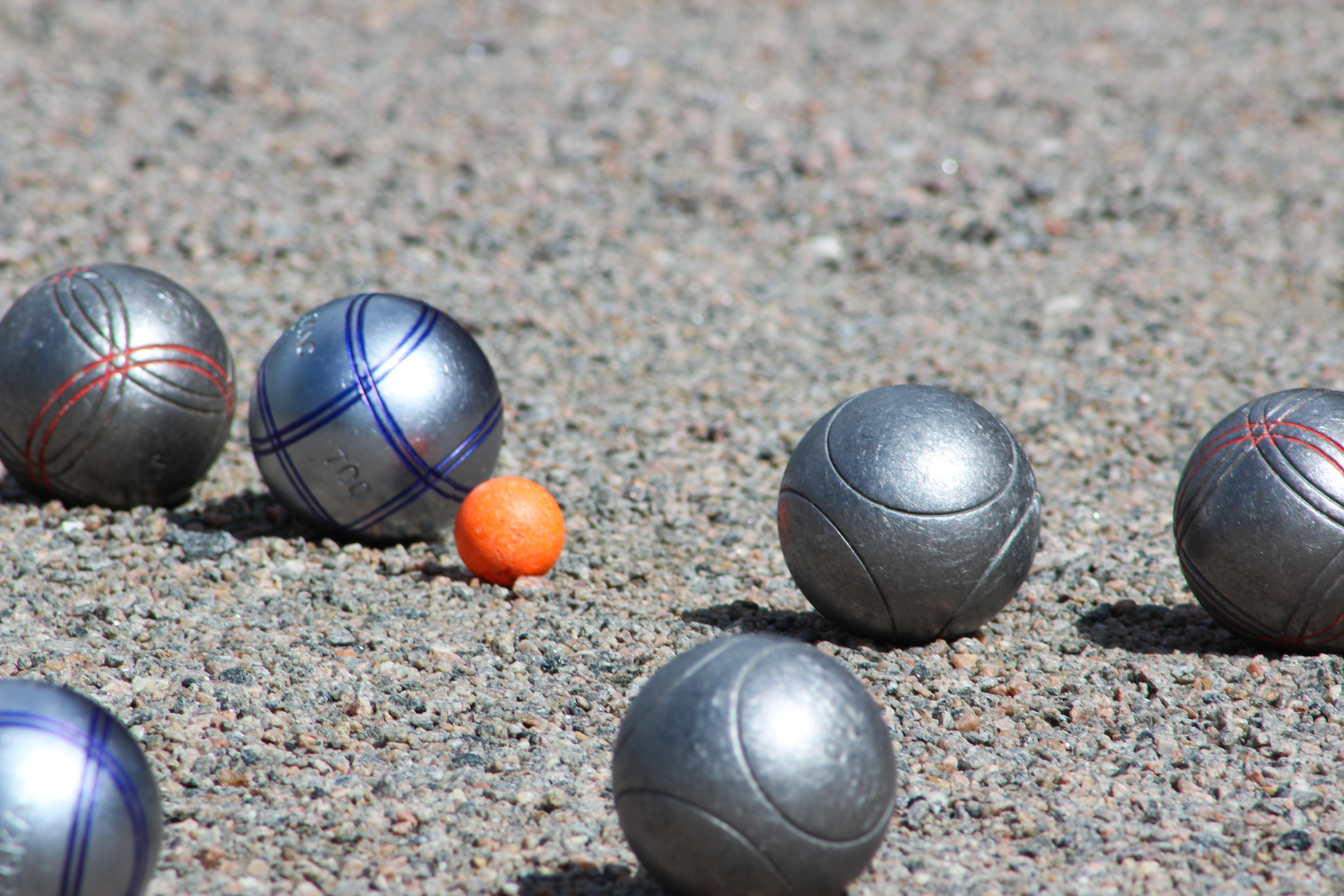 Boulebollar på grus