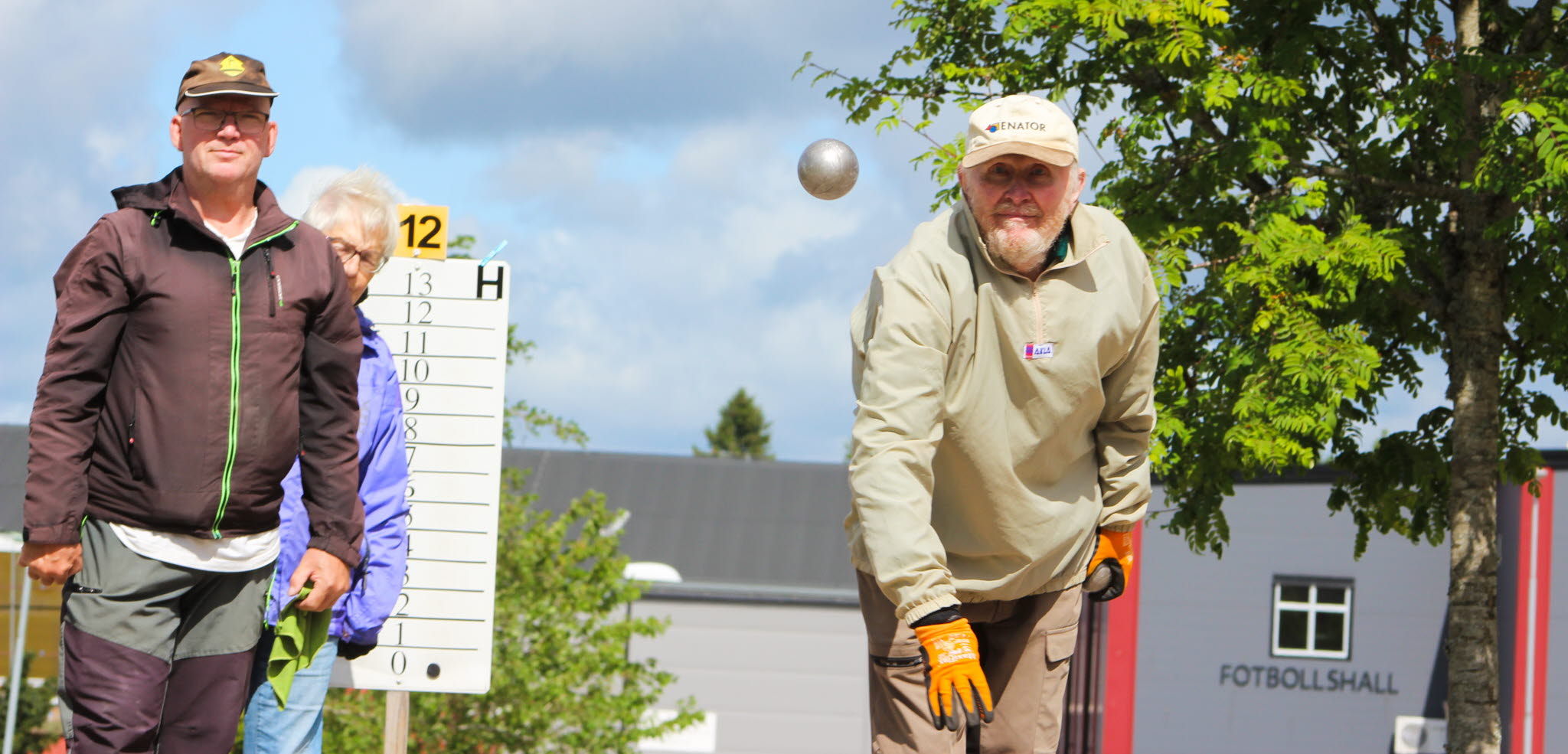 Två män som spelar boule