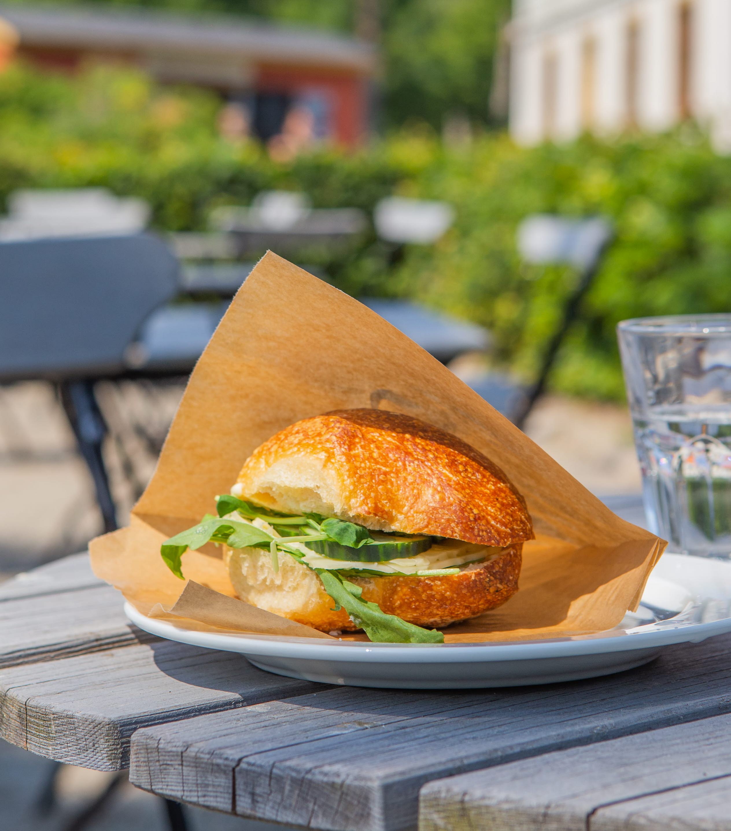 Smörgås utomhus vid café