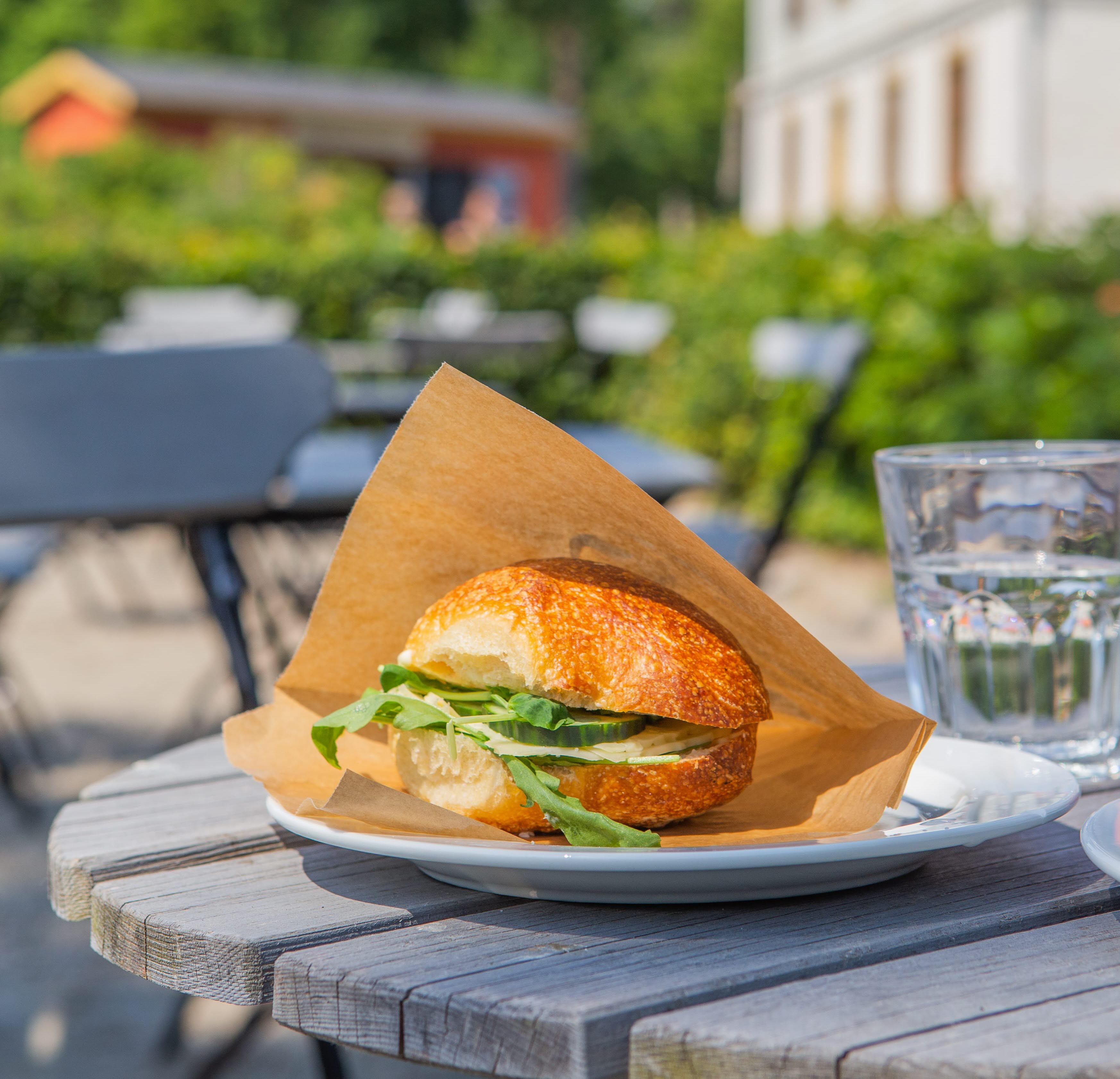 Smörgås utomhus vid café