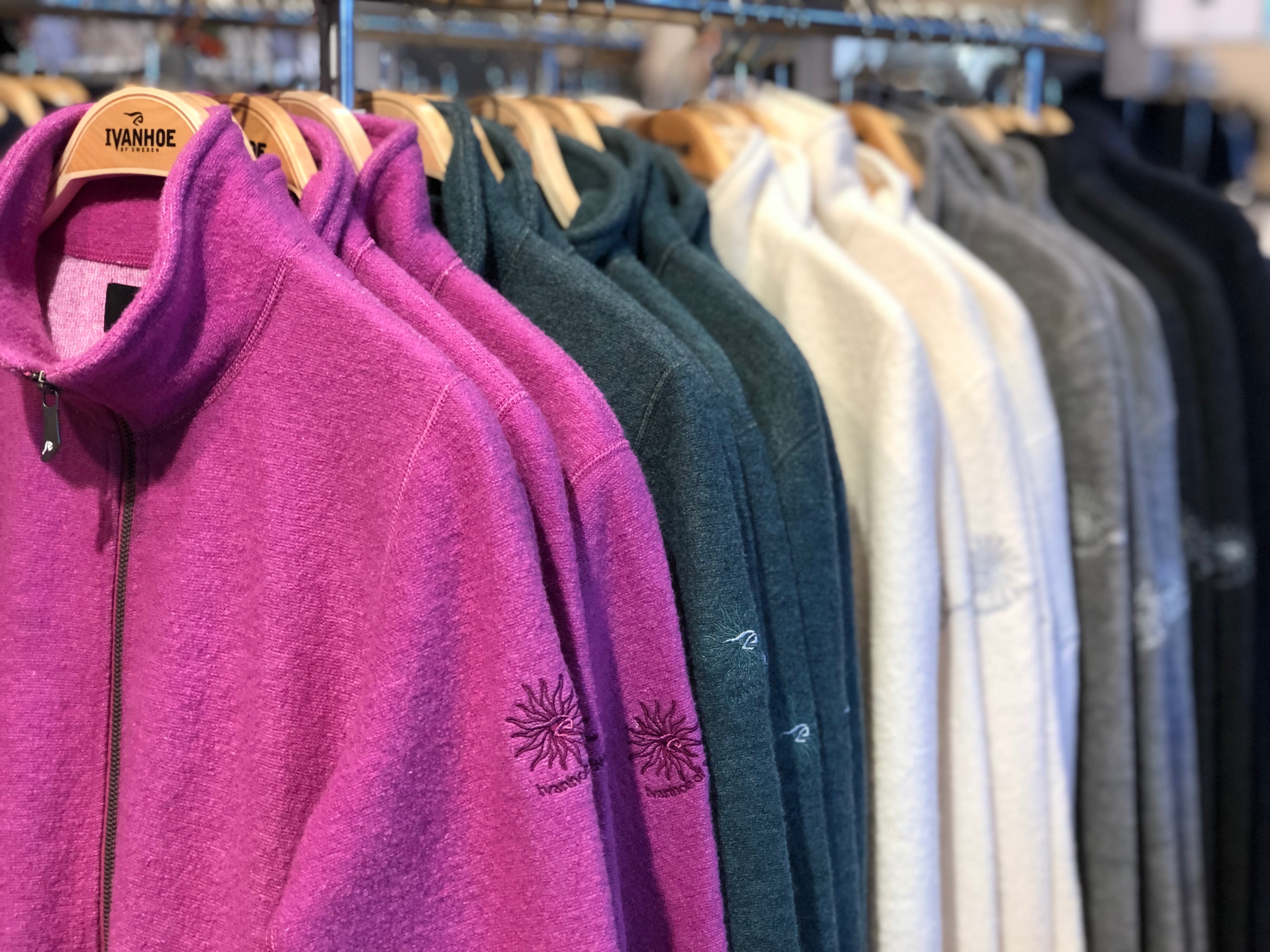 Fina tröjor av ull i Ivanhoe butiken. 