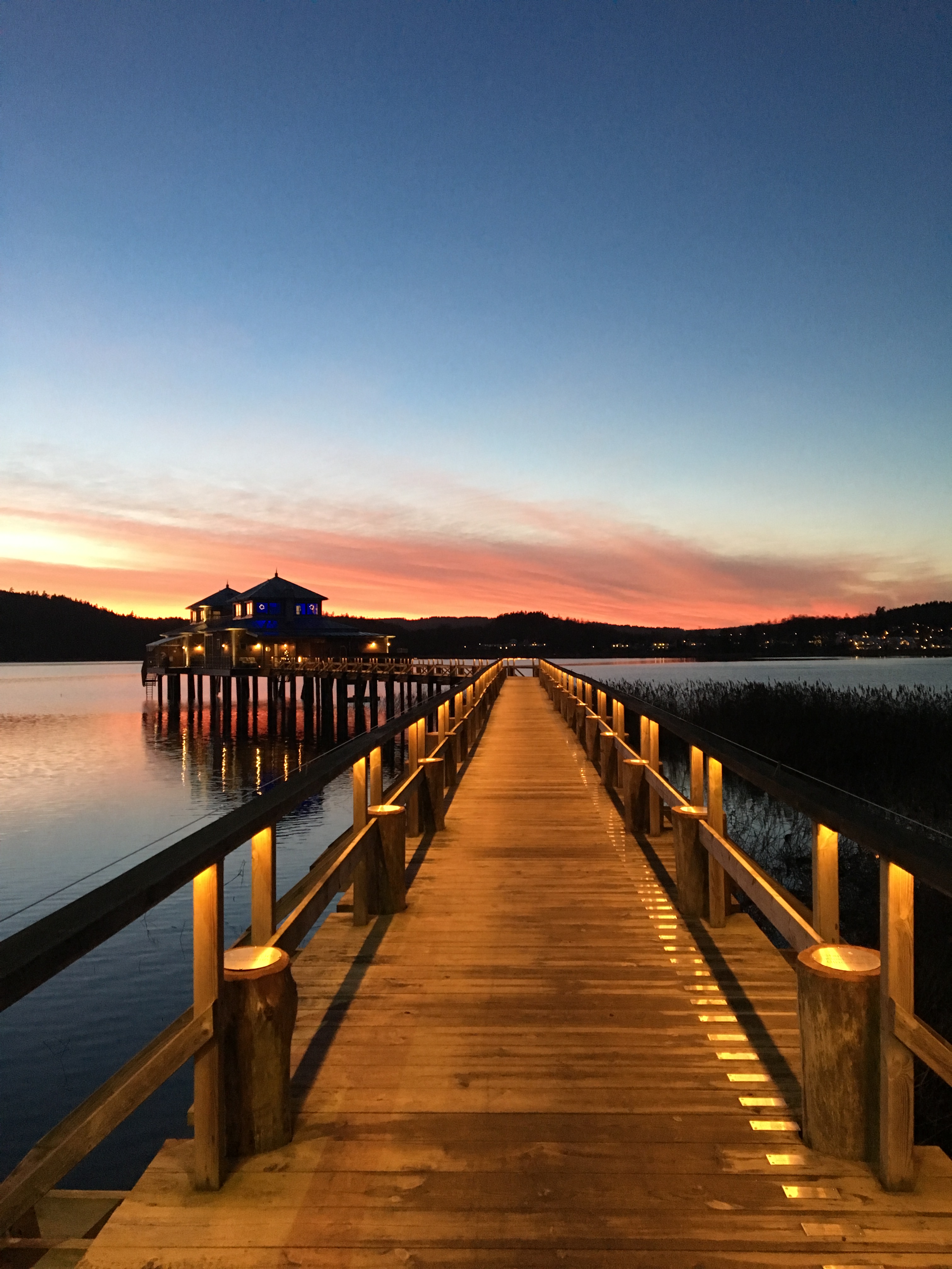 Kallbadhuset, a buildning out in the lake Åsunden with the sunset in the background