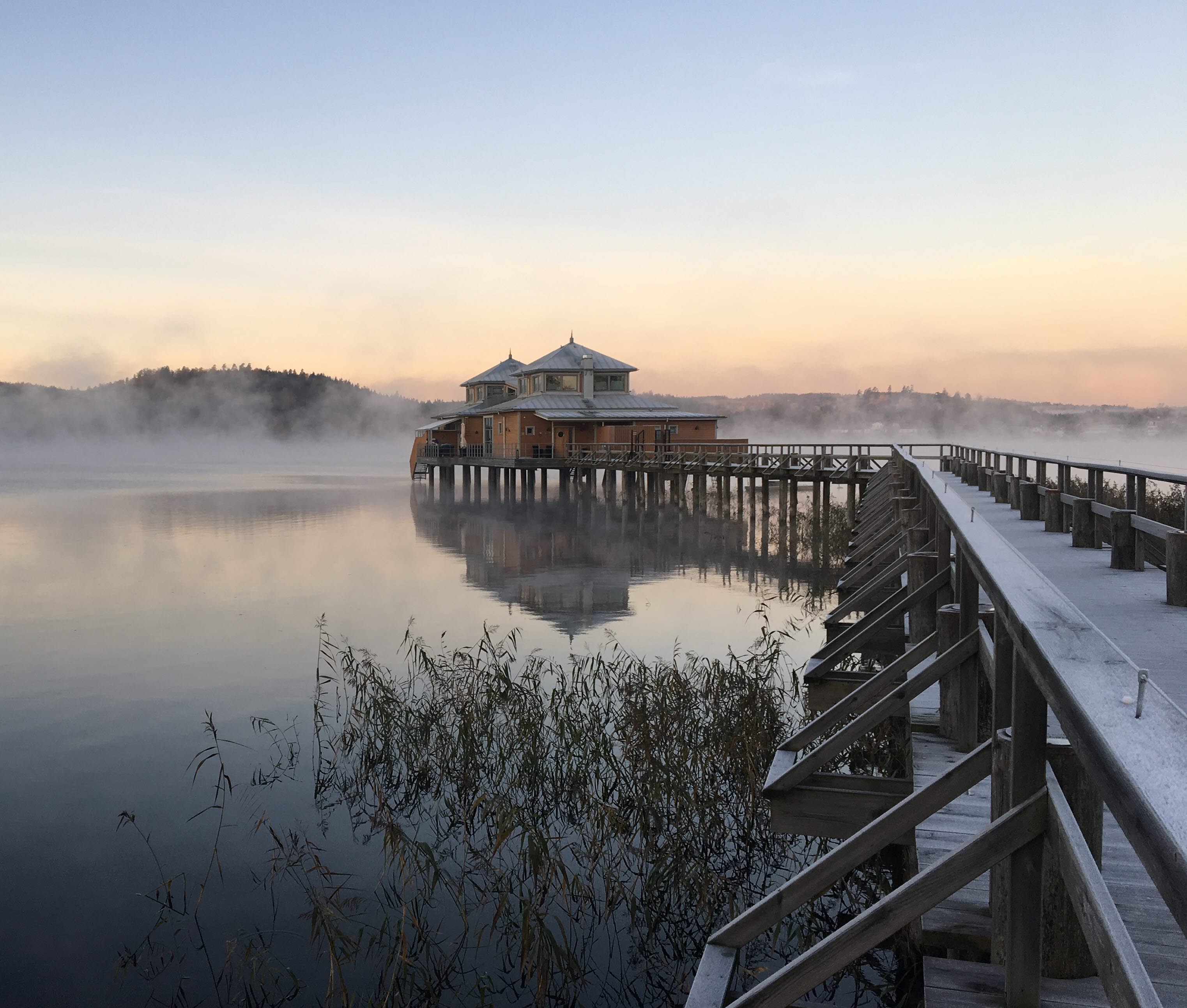 Ulricehamns kallbadhus ute i sjön Åsunden under en frostig vinterdag