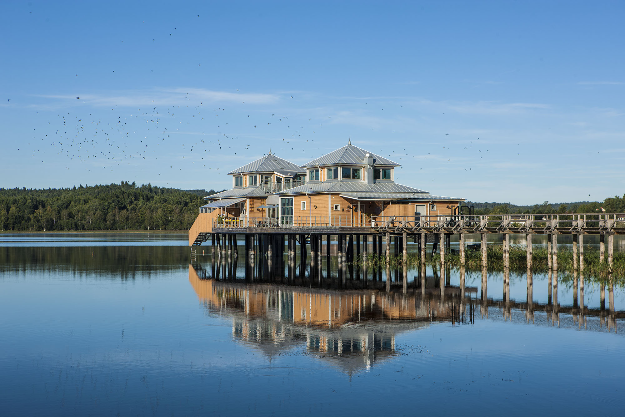 På Restaurang Kallbadhuset kan du njuta av smakrik mat i en nästintill oslagbart vacker miljö. På ena sidan spanar du ut över sjön Åsunden och Kråkebo naturreservat. Åt andra hållet möter blicken den livliga staden Ulricehamn.