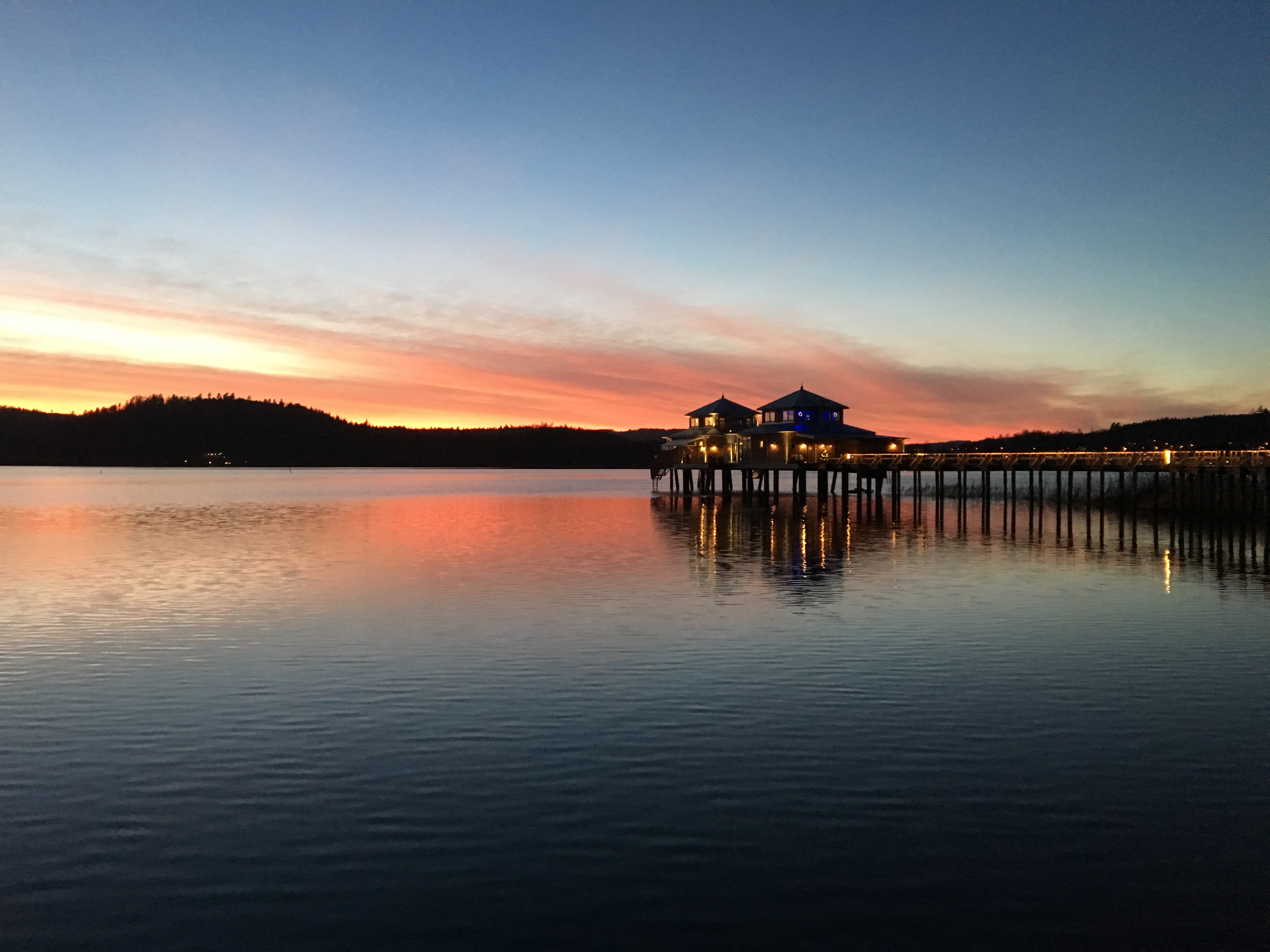 Kallbadhuset, en byggnad ute i vattnet med solnedgång i bakgrunden