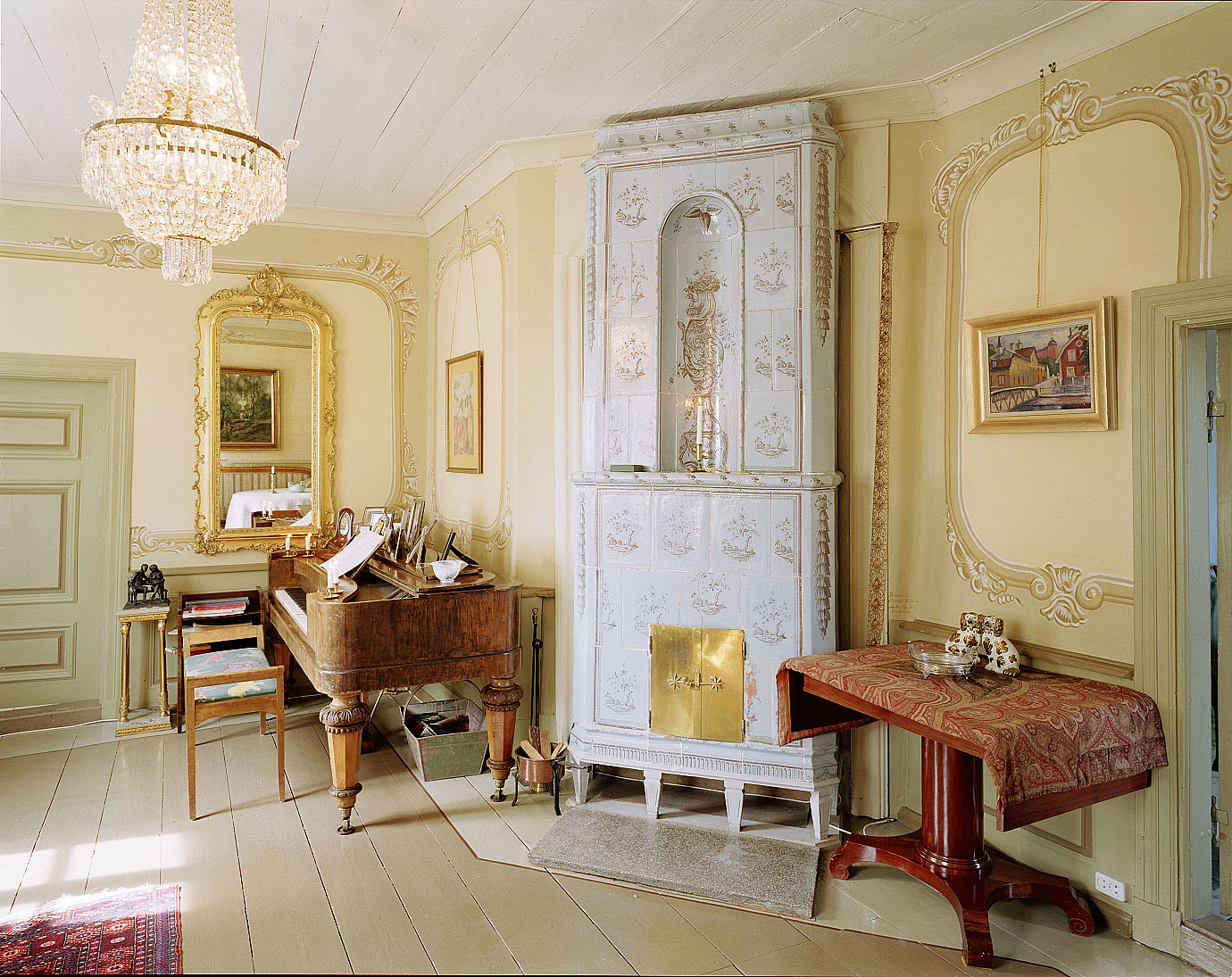 En stor pampig kakelugn i vitt i Källebacka Säteri.