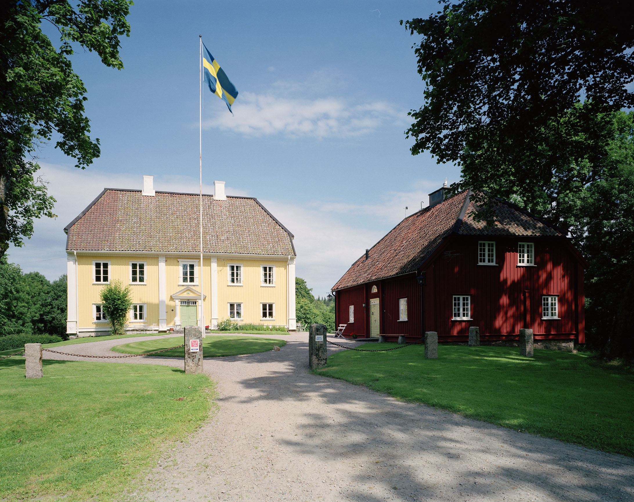 Källebcka is a yellow wooden manner in Ulricehamn