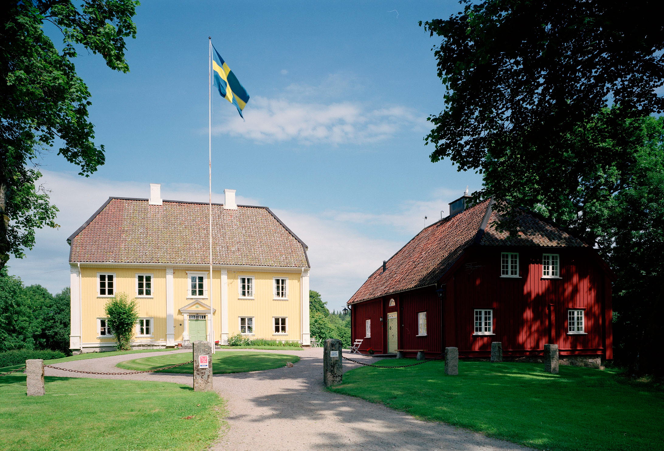 Källebacka Säteri är en gul, vacker träbyggnad i Ulricehamn som än idag är en bostad. 